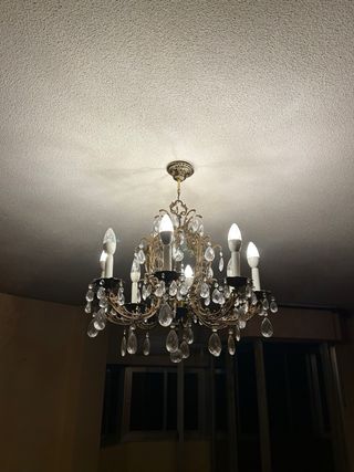 Lámpara de araña con cristales dorados