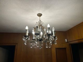 Lámpara de araña con cristales dorados