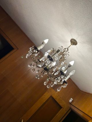 Lámpara de araña con cristales dorados