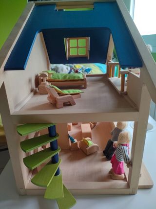 Casita de madera con muñecos