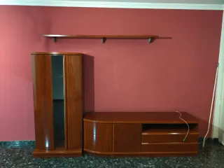 Aparador de madera con cristal