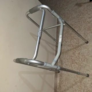 Andador de aluminio plegable