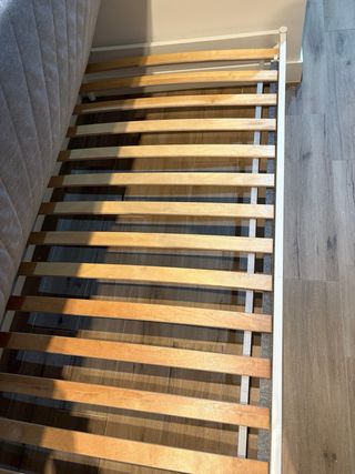 Cama individual con colchón gris