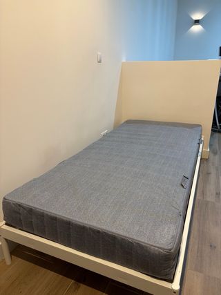 Cama individual con colchón gris