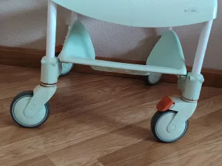 Silla de ducha verde y blanca