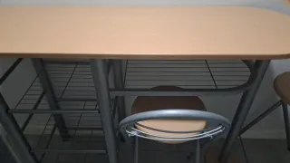 Barra y 2 Taburetes Metálicos