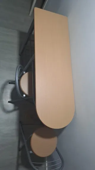 Barra y 2 Taburetes Metálicos