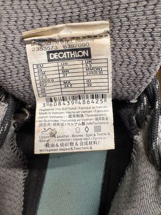 Botas de montaña grises y turquesa