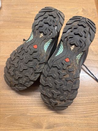 Botas de montaña grises y turquesa