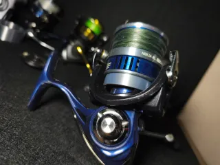 Carrete de pesca. spining . surfcasting