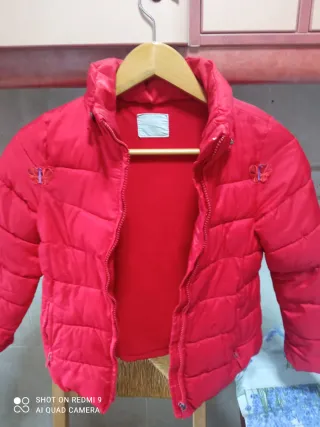 Chaqueta roja acolchada niña