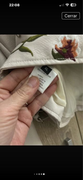 Cazadora efecto piel bordada