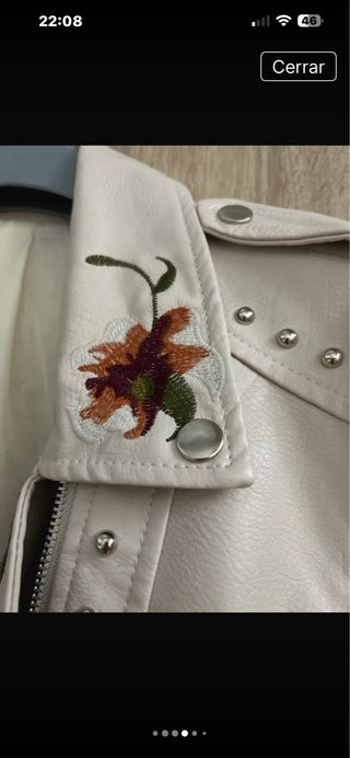 Cazadora efecto piel bordada