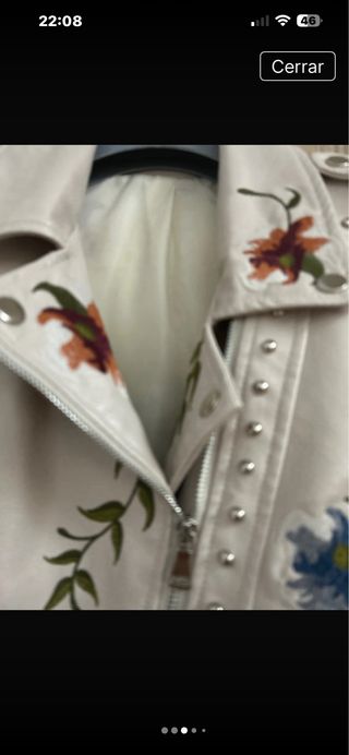 Cazadora efecto piel bordada