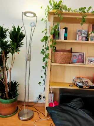 Lámpara de pie regulable con flexo auxiliar