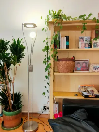 Lámpara de pie regulable con flexo auxiliar