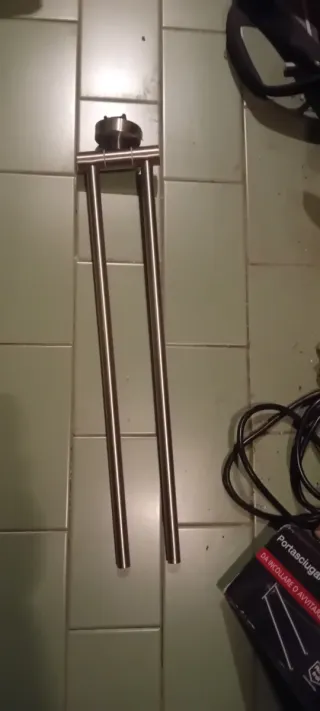 Toallero de metal plateado