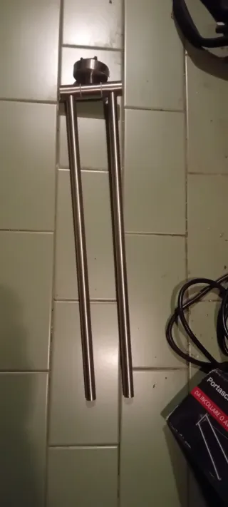 Toallero de metal plateado