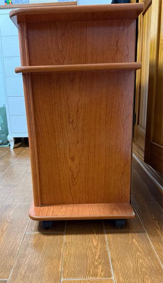 Mesa auxiliar con ruedas