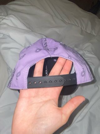 Gorra plana morada