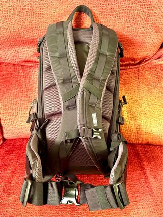 Think Tank Mindshift BackLight 18L Negra y verde.