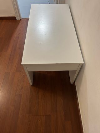Mesa de salón blanca y madera