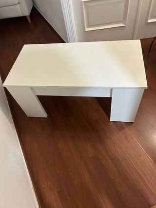 Mesa de salón blanca y madera