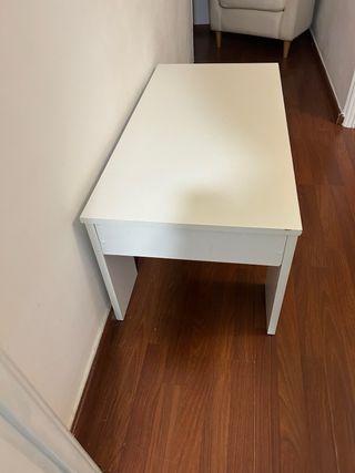 Mesa de salón blanca y madera