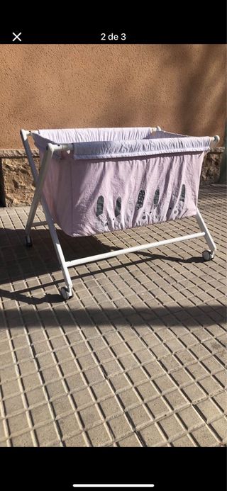 Cuna de bebé rosa con ositos