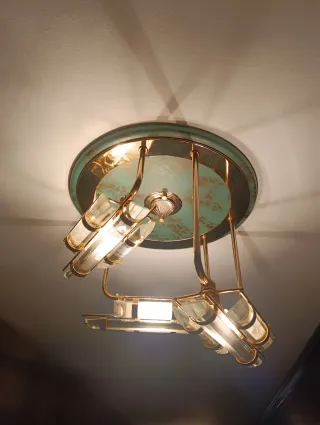 Lámparas de cristal y metal doradas