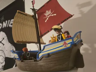 Barcaza Pirata Playmobil con Figuras