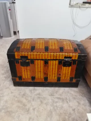 Baúl antiguo de madera y mimbre