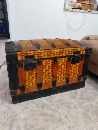 Baúl antiguo de madera y mimbre