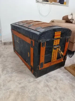 Baúl antiguo de madera y mimbre