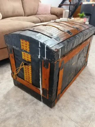 Baúl antiguo de madera y mimbre