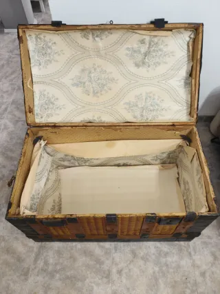 Baúl antiguo de madera y mimbre