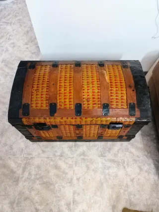 Baúl antiguo de madera y mimbre