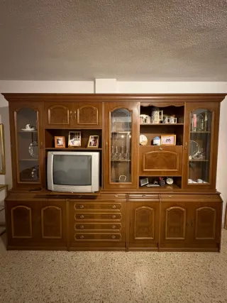 Mueble de salón madera y cristal