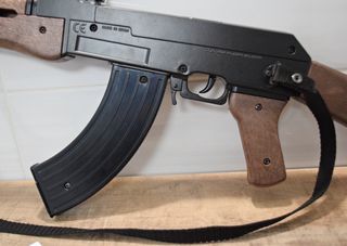 RÉPLICA DE UNA AK47 EN METAL Y MADERA - GONHER