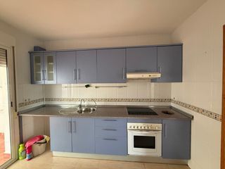 Cocina azul de segunda mano con electrodomésticos