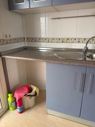 Cocina azul de segunda mano con electrodomésticos