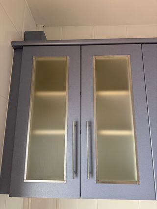 Cocina azul de segunda mano con electrodomésticos