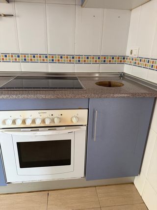 Cocina azul de segunda mano con electrodomésticos