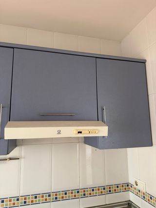 Cocina azul de segunda mano con electrodomésticos