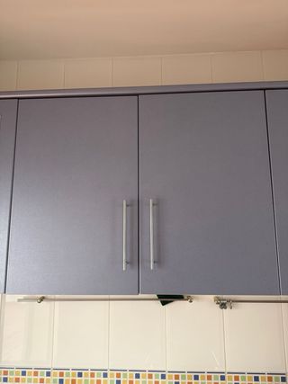 Cocina azul de segunda mano con electrodomésticos