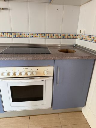 Cocina azul de segunda mano con electrodomésticos