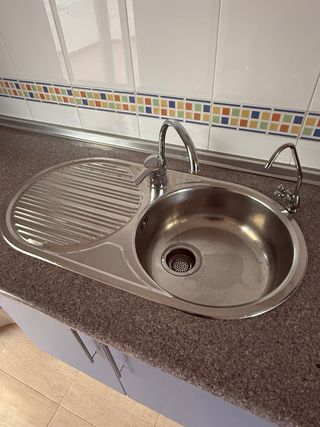 Cocina azul de segunda mano con electrodomésticos