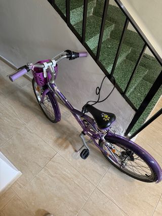 Bicicleta infantil morada con cesta