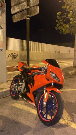 Moto deportiva roja Aprilia rs