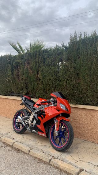 Moto deportiva roja Aprilia rs